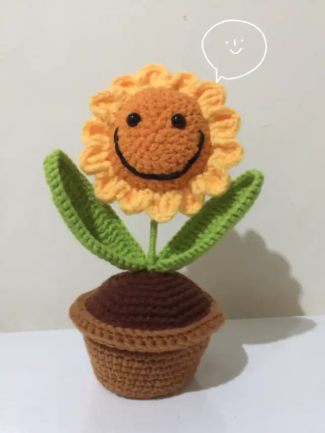 Home decor: crochet sunflower in a pot