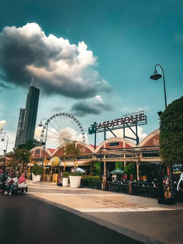 Asiatique!!! Nice scenery and food is great!